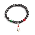 Dettaglio del bracciale in ematite con ciondolo a forma di albero di Natale e perle colorate - Albero di Natale con Stella a Cinque Punte