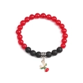 Dettaglio del bracciale di Natale in agata rossa e pietra lavica con ciliegia - Cervo