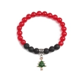 Dettaglio di un braccialetto natalizio con perle di agata rossa, pietre laviche e ciondolo - Albero di Natale