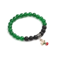 Kerst lava armband met groene kralen en rendierbedeltje op een witte achtergrond - Hert
