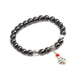 Detailaufnahme von Hämatit-Perlenarmband mit einem festlichen Weihnachtsbaum-Anhänger - Silber Stern Weihnachtsbaum