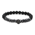 Makroaufnahme der Herren Punk-Armband mit schwarzen matten Perlen und Metall-Totenkopf - Schwarzes Totenkopf Armband