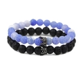 Duo aus blauen Krakelperlen und Lavastein Armbändern mit Kronenanhänger für Herren und Damen - Armbandset / Lavastein Schwarze Krone Set