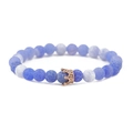 Makroaufnahme von verwittertem blauem Perlenarmband mit roségoldener Krone und Zirkonia - Sprungstein Roségold Krone