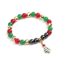 Détail du pendentif sapin de Noël avec strass sur un bracelet en perles coloré - Sapin de Noël étoile dorée