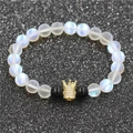 Bracelet élégant en perles de lune, billes noires et breloque couronne dorée étincelante - Grande Couronne Pierre de Lune Agate Noire