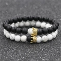 Dettaglio dei ciondoli a corona su bracciali per coppia in lava e marmo bianco - Corona Piccola Turchese Bianco E Corona Piccola Nero Opaco