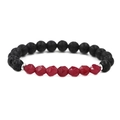 Gros plan détaillé du bracelet perlé avec pierre de lave noire et agates rouges facettées - Rose rouge