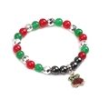Détail d'un bracelet de Noël avec perles rouges et vertes et pendentif de cloche festive - Cloche d'argent