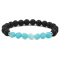Vue détaillée de pierres bleues facettées et perles de lave noire sur un bracelet - Bleu lac