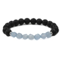 Vue détaillée des perles de lave noire et des agates bleues facettées sur bracelet - Bleu clair