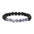 Vue détaillée des pierres violettes facettées et des perles de lave noire sur le bracelet - Mauve Clair