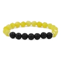 Dettaglio del bracciale con occhio di tigre sfaccettato e perline di pietra lavica - Giallo