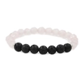 Makro-Detail der schwarzen Lavasteine und rosa facettierten Perlen auf dem Armband - Hellrosa