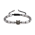 Bracciale con testa di lupo, occhi verdi e tubi metallici lucidi su cordino intrecciato - Testa di Lupo Argentata