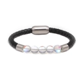 Détail des perles de lune sur bracelet en cuir tressé noir avec fermoir magnétique en acier - Blanc