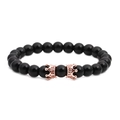 Détail du bracelet en perles d'onyx noir avec deux breloques couronnes en or rose - Couronne Or Rose