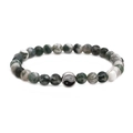 Detail van mosagaat kralen en zilveren yin yang symbool op deze kralen armband - Unakiet