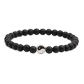 Detailopname van matzwarte lavasteen kralen met een Yin Yang-bedel aan de armband - Matte zwarte steen