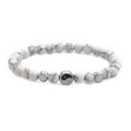 Gedetailleerd beeld van witte howliet kralenarmband met een zilverkleurige Yin Yang metalen bedel - Witte Turkoois
