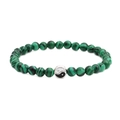 Detail van kralenarmband met groene malachietstenen en een Tai Chi Yin Yang-bedel - Groene pauw