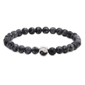Detail van de Yin Yang-bedel aan de kralenarmband met sneeuwvlokobsidiaan stenen - Landkaartsteen