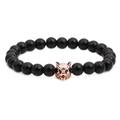 Vue détaillée du bracelet en perles d'onyx noir avec tête de loup en or rose et yeux verts - Tête de Loup Or Rose