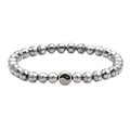 Macro-opname van de Yin Yang-kraal op een gefacetteerde stenen kralenarmband - Hematiet