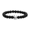 Détail d'un bracelet en perles d'onyx noir avec une tête de loup argentée et yeux verts - Tête de Loup Platine