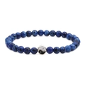 Detail van 8mm blauwe tijgeroog kralenarmband met Yin Yang bedel op een witte achtergrond - Orchideesteen