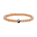 Detail van kralenarmband met champagne glazen kralen en een zwart-wit yin yang-bedeltje - Imitatie kristal