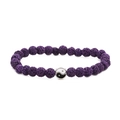 Detailopname van paarse lavastenen kralen met een Yin Yang-bedel op elastische armband - Paarse Lavasteen