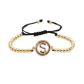 Pulsera tejida ajustable con cuentas doradas y colgante de letra S de circón arcoíris blanco - S