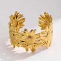 Poliertes, 18K vergoldetes breites Armband mit realistischem Sonnenblumen-Design - Gold
