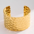 Bracelet manchette large plaqué or 18 carats avec texture martelée et design ondulé - Doré