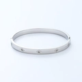 Polierter Edelstahlarmreif mit geätzten Sternenmustern und Zirkonia in Silber-Finish - Silber