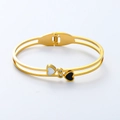 Detail eines 18K vergoldeten Doppelband-Armreifs mit Herz-Anhängern aus Muschel und Emaille - Gold (SZ559)