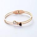 Detailansicht der Herz-Elemente mit Perlmutt und schwarzer Emaille auf roségoldenem Armreif - Roségold (SZ560)