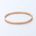 Detalle de la pulsera de acero inoxidable chapada en oro rosa de 4 mm con cierre de bisagra - Oro rosa