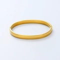 Detalle macro del brazalete de acero de titanio dorado de 6mm con acabado pulido espejo - Dorado (SZ615)