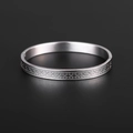 Detailansicht eines 18K vergoldeten Titanstahl Armbands mit Sternenmuster Gravur - Stern-Textur (SZ219) / Stahlfarbe