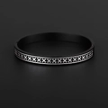 Makro-Detail von mattschwarzem Titanstahl-Armband mit silber gravierten Sternmustern - Mattschwarz Stern-Textur (SZ219) / Schwarz