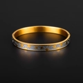 Dettaglio del bracciale rigido in acciaio dorato 18K con stelle incise e chiusura a cerniera - Oro (SZ165)