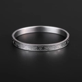 Vista dettagliata del bracciale in acciaio inossidabile argento con stelle incise - Color Acciaio (SZ159)