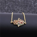 Luxuriöses goldenes Hamsa-Handarmband mit bunten Zirkonia-Steinen und feiner Gliederkette - Gold