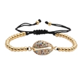 Verstellbares Kronenarmband mit Goldperlen und bunten Muschel-Anhängern auf Weiß - Gold