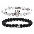 Detalle de las pulseras de corona para parejas con cuentas de mármol blanco y negro mate - Corona Oro Blanco Grande Blanca + Corona Oro Blanco Pequeña Negra