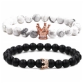 Detalle de pulseras de ónix negro mate y turquesa blanca con coronas en oro rosa - Corona Oro Rosa Grande Blanca + Corona Oro Rosa Pequeña Negra