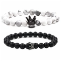 Detalle de pulseras de cuentas de mármol blanco y negro mate con dijes de corona - Corona Negra Grande Blanca + Corona Negra Pequeña Negra