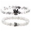 Vista detallada de cuentas de turquesa blanca con colgantes de corona negros - Pulseras Howlita Blanca Negro